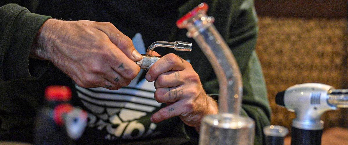 Feature-img-DABBING-101-COMPARING-TITANIUM-GLASS-CERAMIC-QUARTZ-