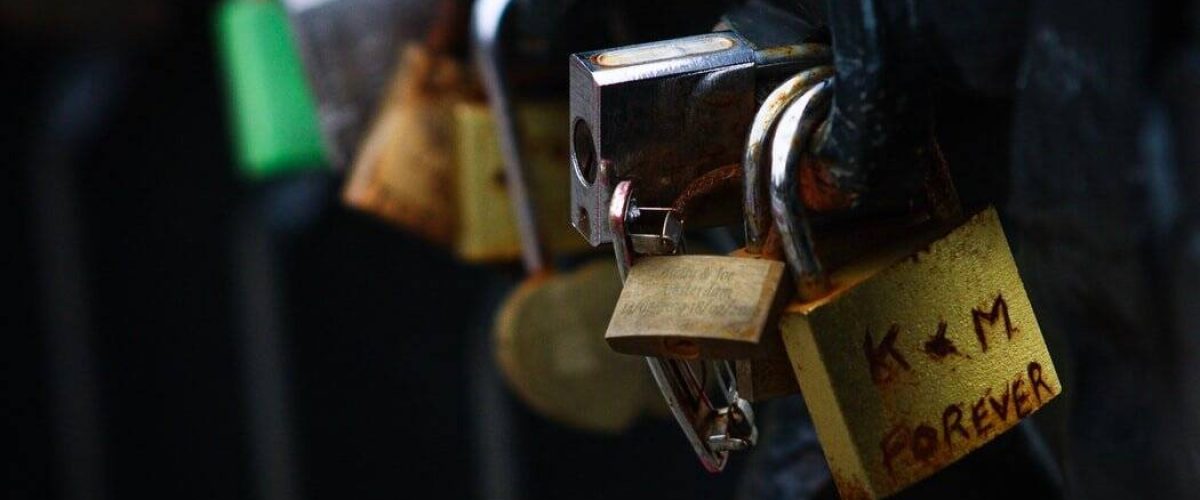 Love-Lock-Amsterdam-photo-1573122776878-f4e90022aaae