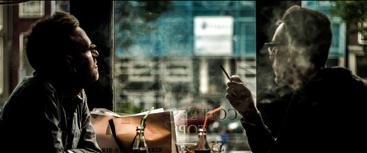 tourists-smoking-amsterdam-coffeeshop